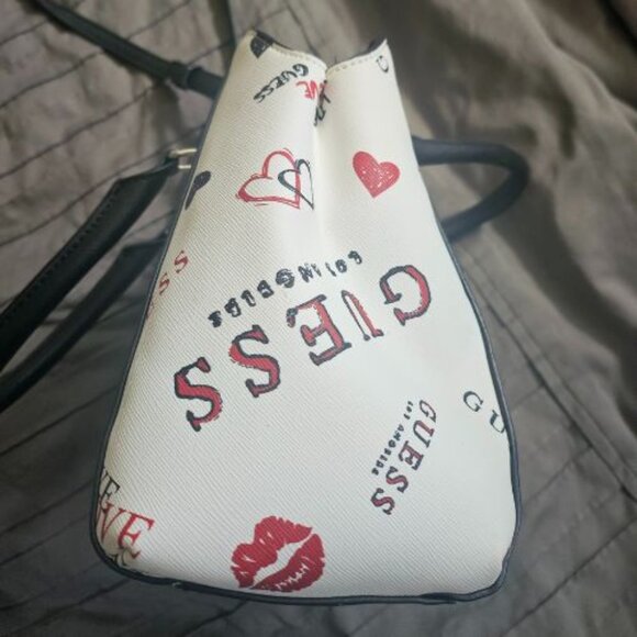 GUESS Crossbody Bag – Sleek, Chic & Versatile - Picture 5 of 8